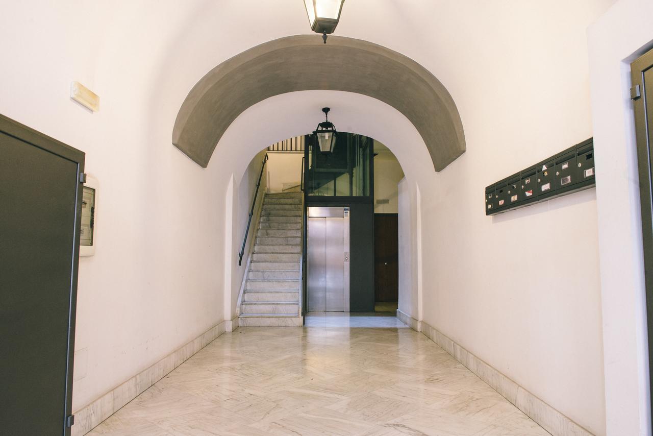 B&B Chiaia 32 Napoli Bagian luar foto